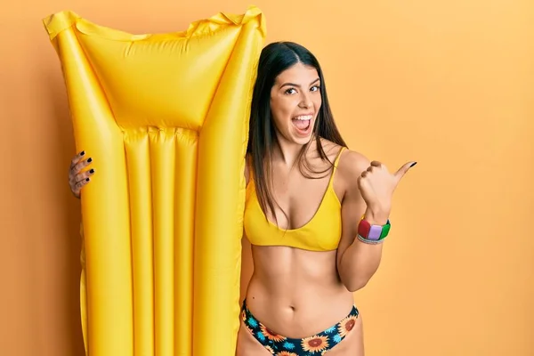 Ung Latinamerikansk Kvinna Bikini Och Håller Sommarflyt Pekande Tumme Upp — Stockfoto