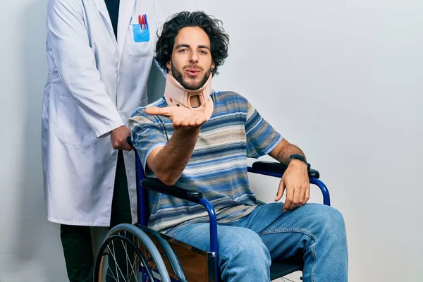 Bonito Homem Hispânico Sentado Cadeira Rodas Usando Colar Pescoço Olhando — Fotografia de Stock