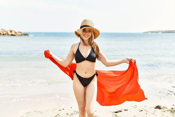 Νεαρή Κουακασιάτισσα Χαμογελαστή Χαρούμενη Φορώντας Μπικίνι Στην Παραλία — Φωτογραφία Αρχείου