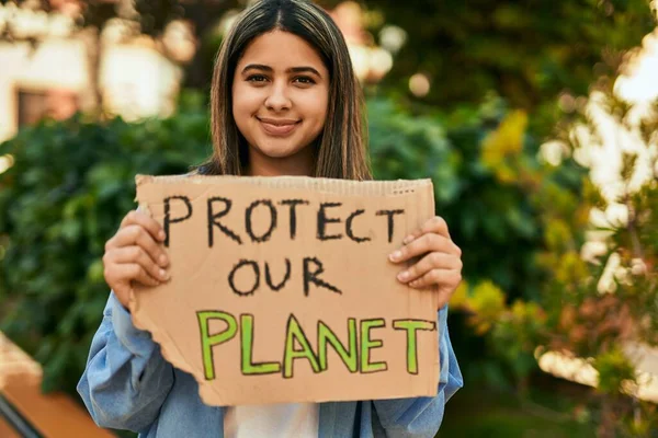 Fiatal Latin Lány Mosolyog Boldog Gazdaság Védelme Bolygónk Banner Parkban — Stock Fotó