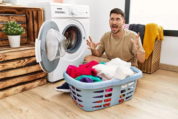 Genç Yakışıklı Bir Adam Kirli Çamaşırları Çamaşır Makinesine Atıyor Deli — Stok fotoğraf