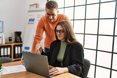 Ofiste çalışan iki beyaz iş adamı..