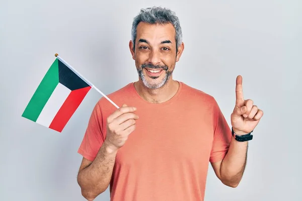 Bonito Homem Meia Idade Com Cabelos Grisalhos Segurando Bandeira Kuwait — Fotografia de Stock