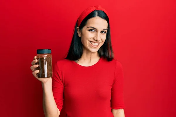 Elinde Çözünür Kahve Tutan Genç Spanyol Kadın Pozitif Mutlu Görünüyor — Stok fotoğraf