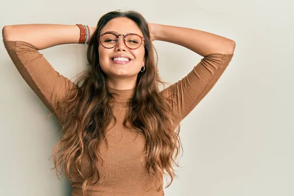 Mladý Hispánec Dívka Sobě Ležérní Oblečení Brýle Relaxační Protahování Ruce — Stock fotografie