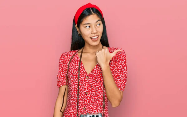 Schöne Junge Asiatische Frau Trägt Kleid Und Vintage Kamera Lächelnd — Stockfoto