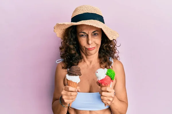 Mulher Hispânica Meia Idade Usando Estilo Verão Segurando Sorvete Cético — Fotografia de Stock