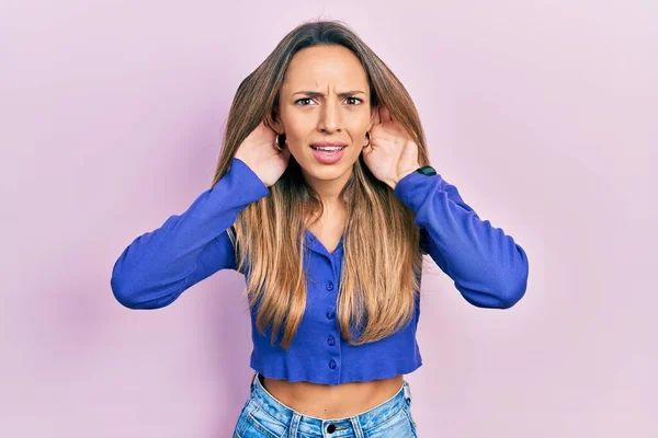 Mooie Latijns Amerikaanse Vrouw Casual Blauw Shirt Die Beide Handen — Stockfoto