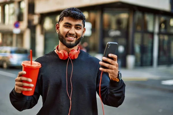 Jovem Árabe Homem Usando Smartphone Beber Café Rua — Fotografia de Stock