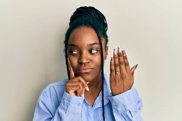 Mulher Afro Americana Com Cabelo Trançado Vestindo Anel Noivado Rosto — Fotografia de Stock