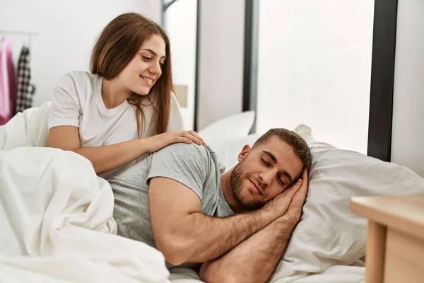 Jonge Kaukasische Vrouw Zoek Naar Haar Slaperige Vriendje Bed — Stockfoto