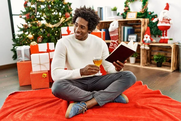 Joven Afroamericano Hombre Leyendo Libro Bebiendo Vino Sentado Suelo Por — Foto de Stock