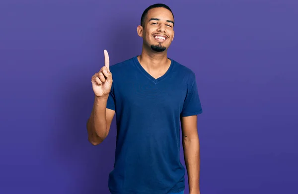 Giovane Uomo Afroamericano Indossa Maglietta Casual Mostrando Indicando Con Dito — Foto Stock