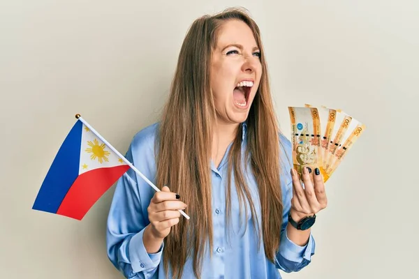 Filipin Bayrağı Filipinler Pezosu Taşıyan Genç Sarışın Kadın Kızgın Öfkeli — Stok fotoğraf