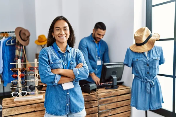 Dois Lojistas Latinos Trabalhar Loja Roupas Mulher Sorrindo Feliz Com — Fotografia de Stock