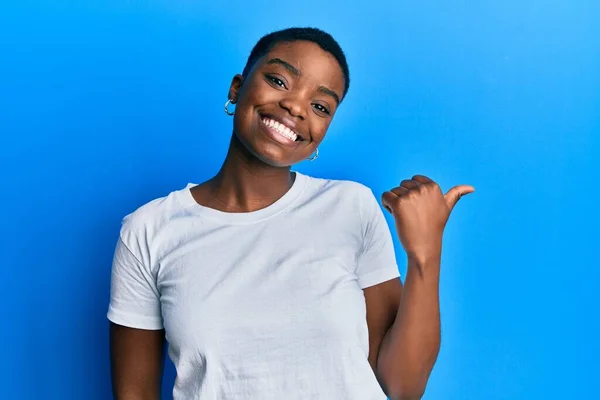 Ung Afrikansk Amerikansk Kvinna Bär Casual Vit Skjorta Pekar Tummen — Stockfoto