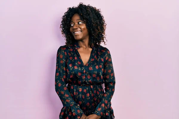 Junge Afrikanisch Amerikanische Frau Trägt Lässige Kleidung Die Zur Seite — Stockfoto