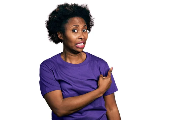 Afroamerykanka Afro Włosy Sobie Casual Fioletowy Koszulka Wskazując Bok Zaniepokojony — Zdjęcie stockowe