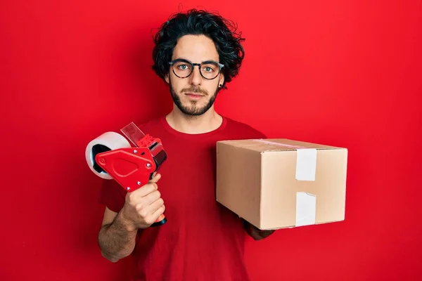 Bonito Homem Hispânico Segurando Fita Adesiva Caixa Papelão Relaxado Com — Fotografia de Stock