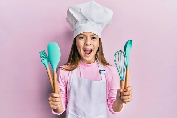Красива Брюнетка Маленька Дівчинка Професійному Кулінарному Фартусі Тримає Інструменти Приготування — стокове фото