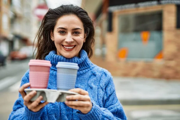 Ung Latinamerikansk Kvinna Ler Glad Håller Kaffe Stan — Stockfoto