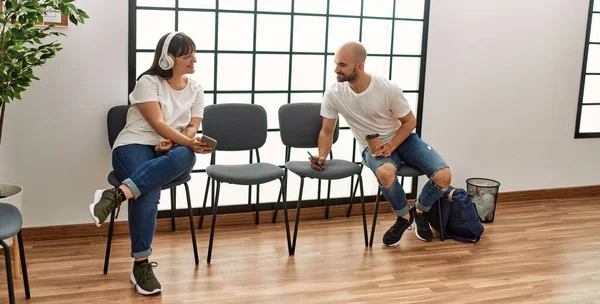 Två Latinamerikaner Ler Glada Med Smartphone Och Hörlurar Väntrummet — Stockfoto