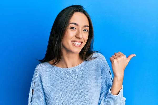 Menina Hispânica Jovem Vestindo Roupas Casuais Sorrindo Com Rosto Feliz — Fotografia de Stock