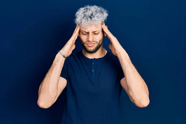現代の染めの髪を頭の上に手でカジュアルな青のTシャツを着て若いヒスパニック系の男 頭痛の種ので ストレス 片頭痛 — ストック写真