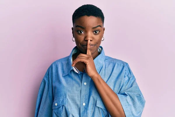 Jovem Afro Americana Vestindo Roupas Casuais Pedindo Para Ficar Quieta — Fotografia de Stock