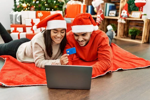 Mladý Hispánský Pár Pomocí Notebooku Kreditní Karty Ležící Podlaze Vánoční — Stock fotografie