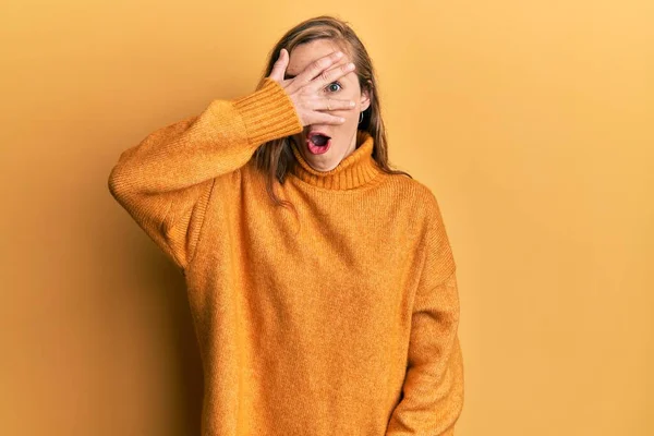 Jonge Blonde Vrouw Dragen Casual Kleding Gluuren Shock Bedekking Gezicht — Stockfoto