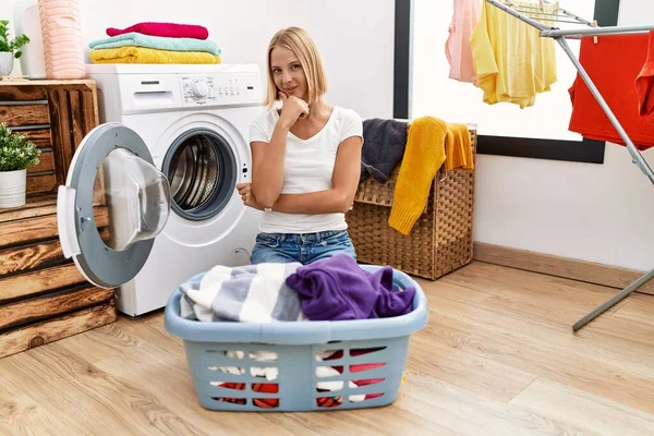 Mujer Caucásica Joven Haciendo Colada Con Ropa Cesta Mirando Confiado —  Fotos de Stock