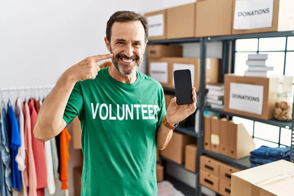 Orta Yaşlı Sakallı Gönüllü Tişörtlü Akıllı Telefon Tutan Gülümseyen Parmaklarıyla — Stok fotoğraf