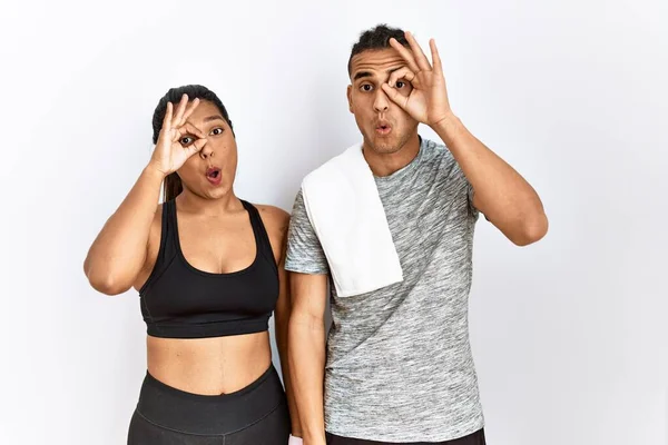 Young Latin Couple Wearing Sportswear Standing Isolated Background Doing Gesture — Stockfoto