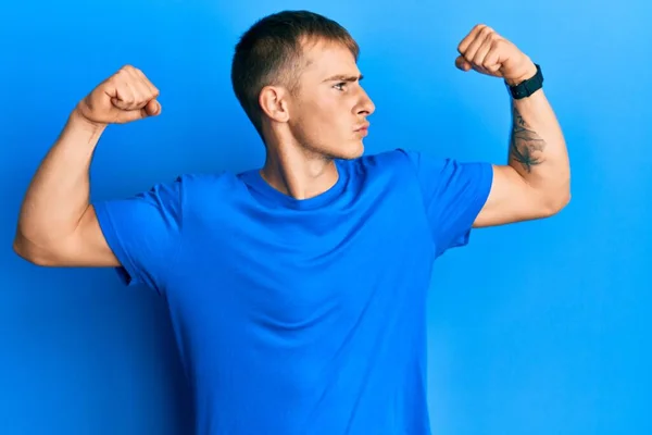 Junger Kaukasischer Mann Lässigem Blauem Shirt Das Stolz Lächelnde Armmuskeln — Stockfoto
