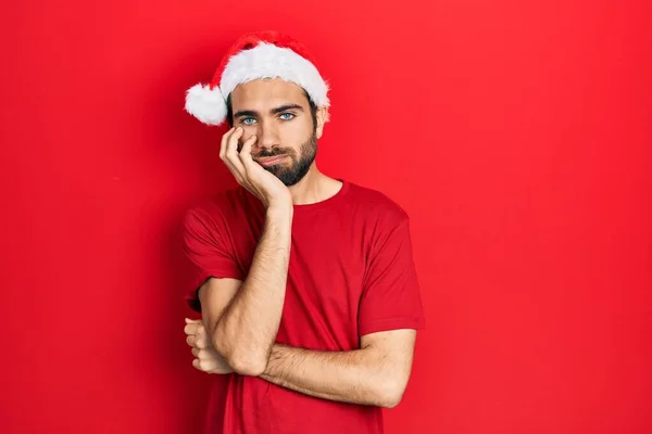 Joven Hombre Hispano Con Sombrero Navidad Pensando Que Parece Cansado — Foto de Stock
