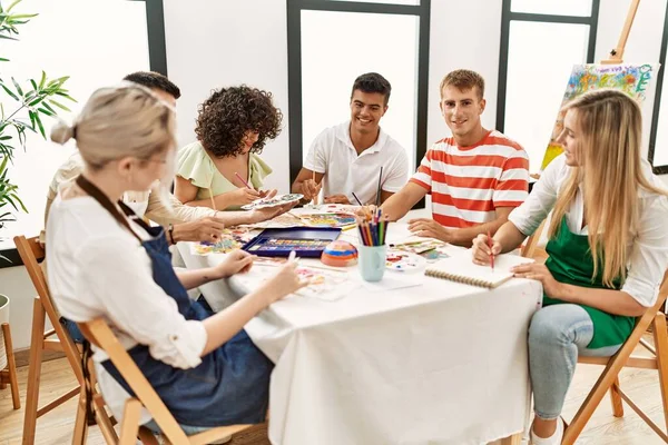 Grupo Personas Sonriendo Feliz Dibujo Sentado Mesa Estudio Arte — Foto de Stock