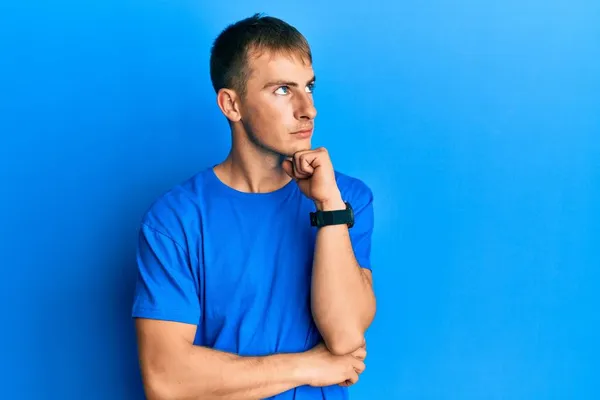 Jeune Homme Caucasien Portant Shirt Bleu Décontracté Avec Main Sur — Photo