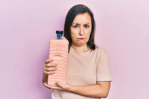 Mujer Hispana Mediana Edad Sosteniendo Botella Detergente Deprimida Preocupada Por — Foto de Stock