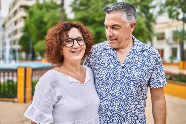 Medelåldern Latinamerikanskt Par Tillsammans Utomhus Sommardagen — Stockfoto