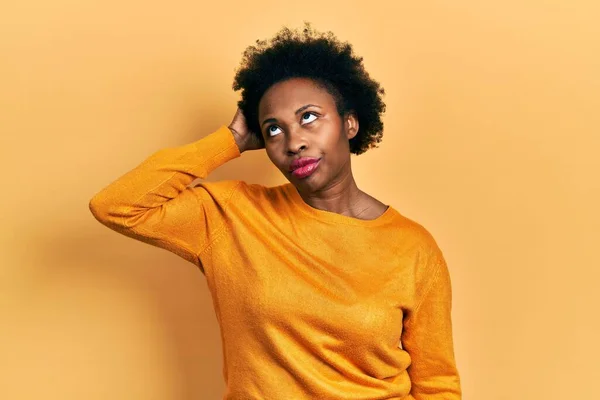 Jeune Femme Afro Américaine Portant Des Vêtements Décontractés Confondre Poser — Photo