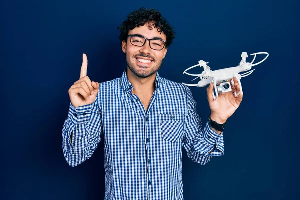 Jovem Hispânico Segurando Drone Sorrindo Com Uma Ideia Pergunta Apontando — Fotografia de Stock