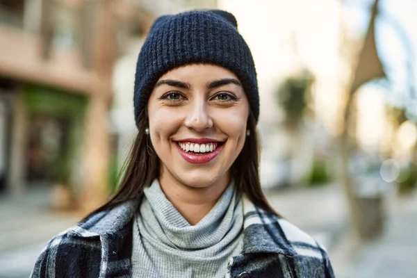 Jonge Spaanse Vrouw Glimlachend Gelukkig Staande Stad — Stockfoto