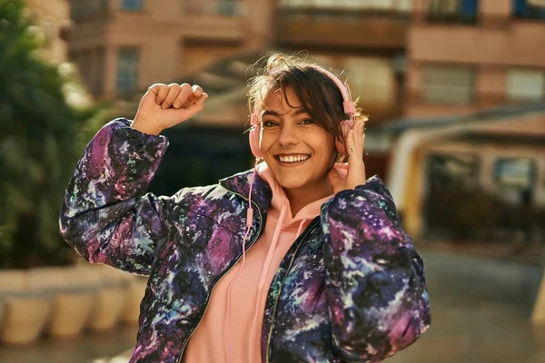 Mladá Hispánská Sportovní Žena Šťastně Usmívá Pomocí Sluchátek Tančících Městě — Stock fotografie