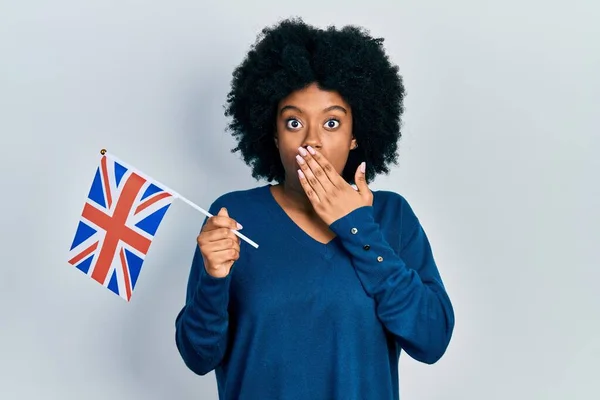 Молодая Африканская Американка Флагом Соединенного Королевства Прикрывающим Рот Рукой Шокирована — стоковое фото