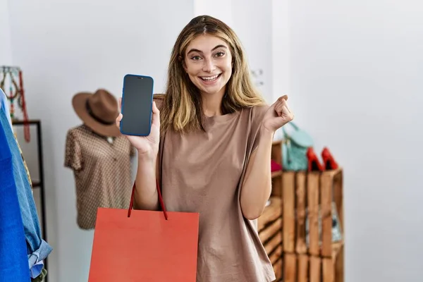 Ung Blond Kvinna Håller Shoppingväskor Visar Smartphone Skärm Skriker Stolt — Stockfoto