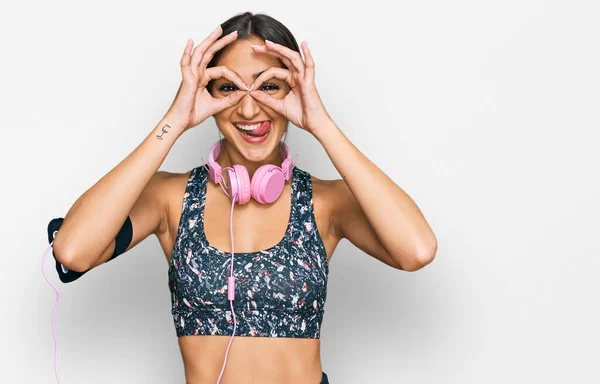 Güzel Esmer Kadın Spor Kıyafetleri Giyiyor Kulaklık Takıyor Dürbün Gibi — Stok fotoğraf