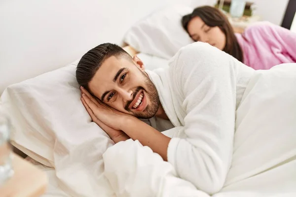 Jovem Casal Hispânico Dormindo Cama Casa — Fotografia de Stock