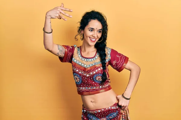 Geleneksel Dansçı Kostümü Giyen Genç Hintli Kadın Vücut Ellerle Dans — Stok fotoğraf