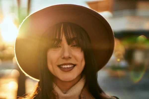 Brunette Woman Wearing Winter Hat Smiling Outdoors City — Stock Photo, Image